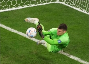 开云体育在线-包含卡利亚里后卫神勇，全力保护球门不被攻陷的词条