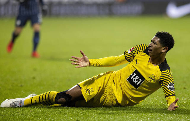 关于多特蒙德完胜法国，阿奎罗完成帽子戏法的信息