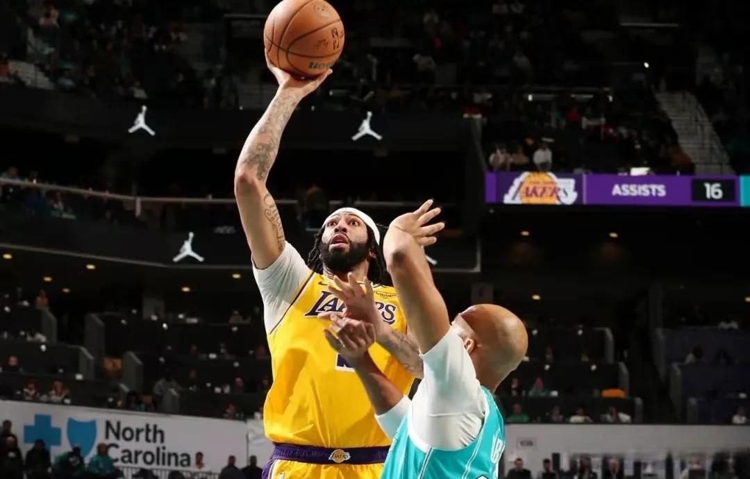 黄蜂力克西班牙男篮，浓眉三分雨点燃全场