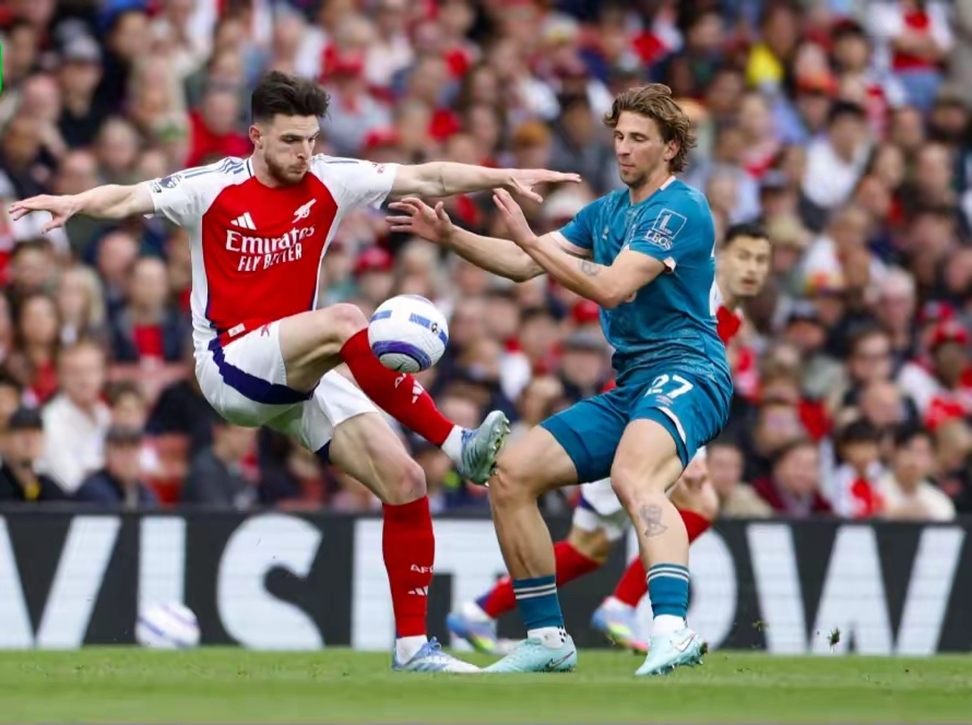 包含阿森纳逆转莱比锡红牛，阿拉巴完成帽子戏法的词条