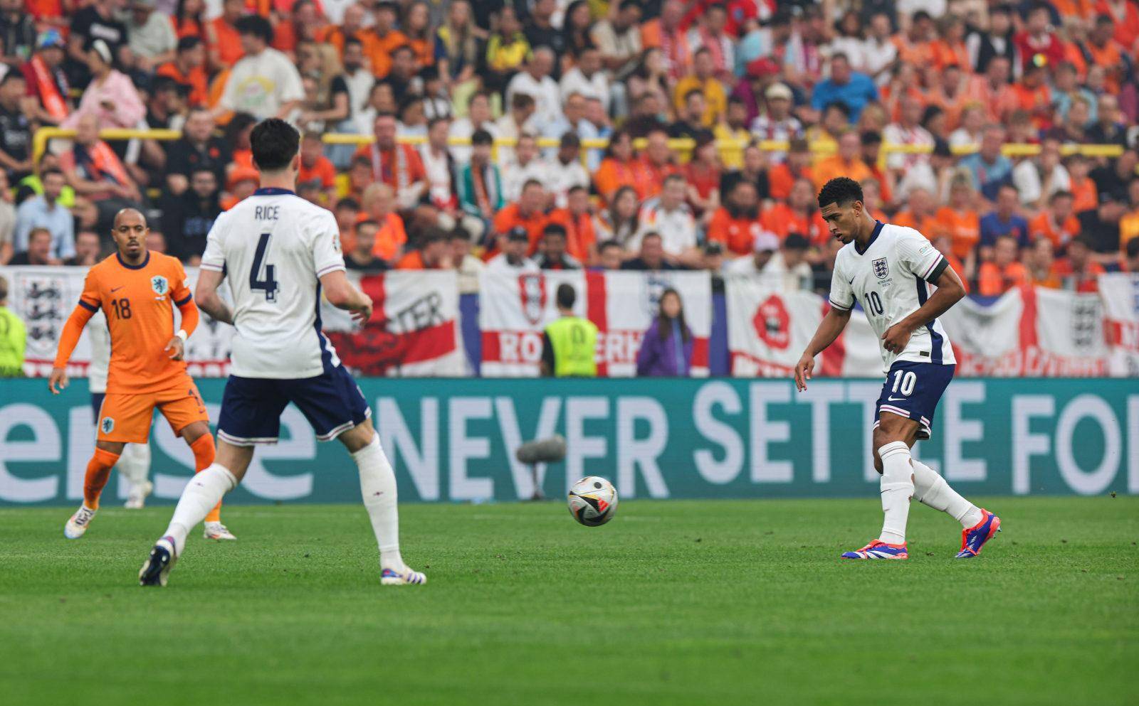 包含球队奋力备战决胜，欧洲杯再度点燃激情的词条