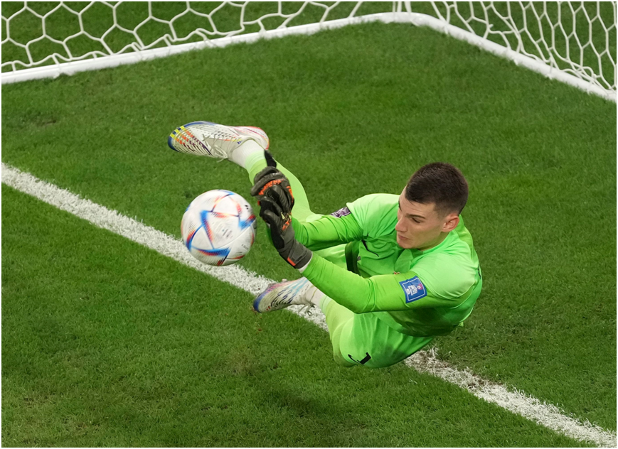 包含卡利亚里后卫神勇，全力保护球门不被攻陷的词条