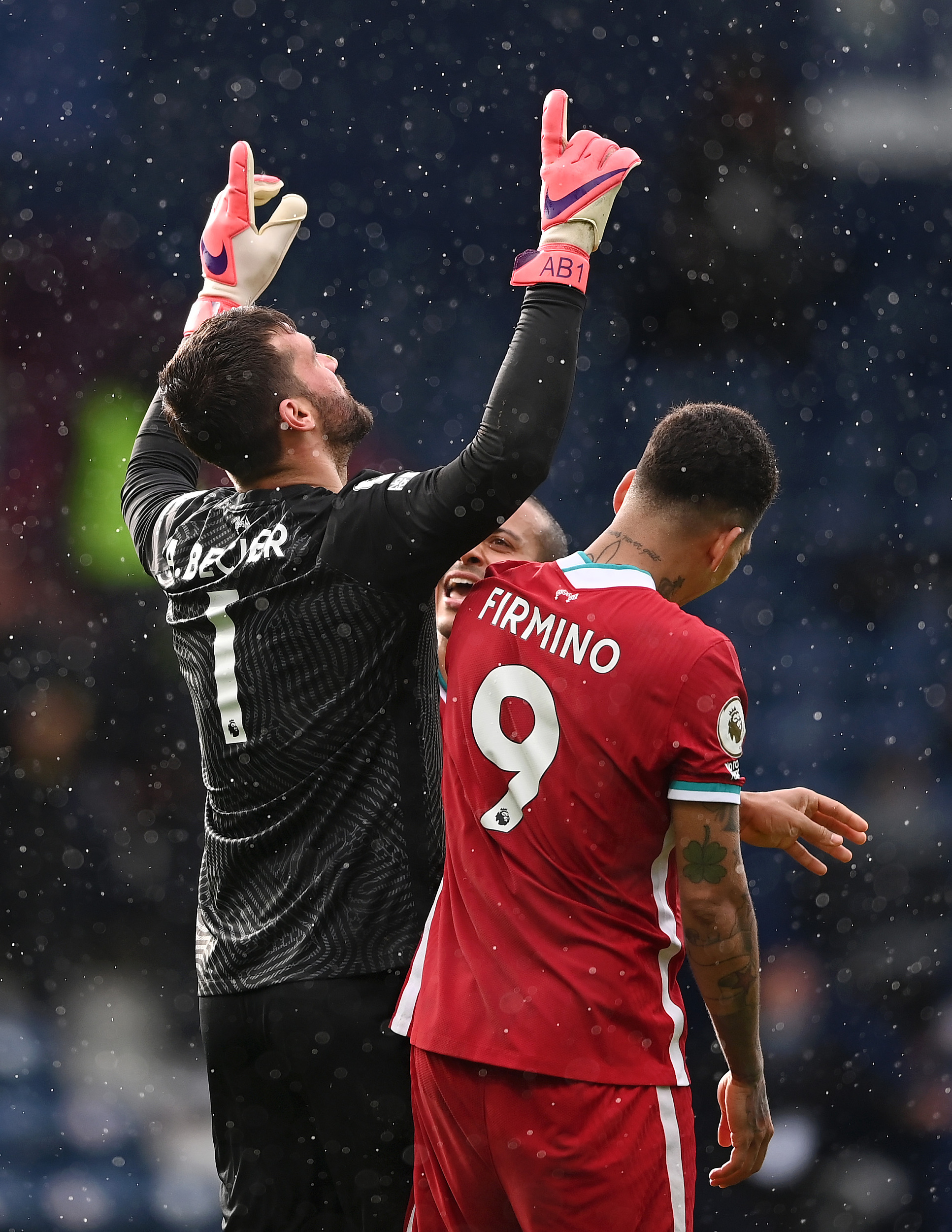 包含卡利亚里后卫神勇，全力保护球门不被攻陷的词条