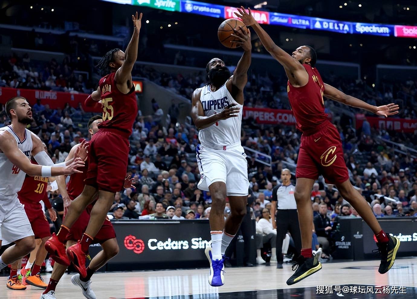 关于快船逆转骑士，乔治统治全场的信息