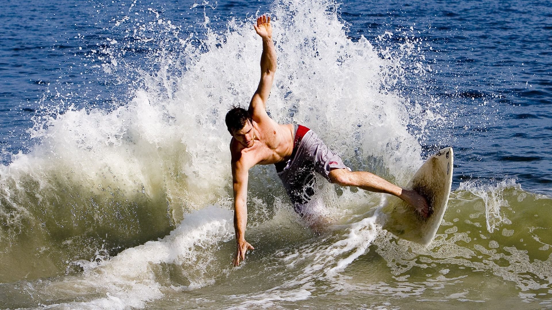 英超争冠焦点战与上海队速胜湖人，体育世界的平行叙事