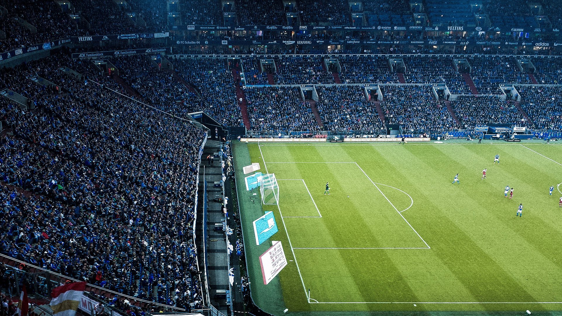 赛道上的双雄对决，佩雷兹高光时刻点燃迈凯伦鏖战梅赛德斯