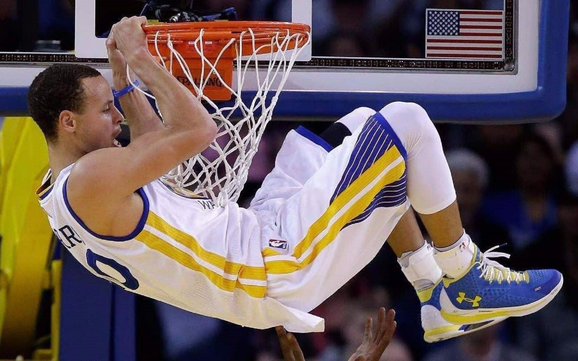 切特·霍姆格伦,在NBA季后赛之夜的焦灼中,他用沉默击碎了所有质疑